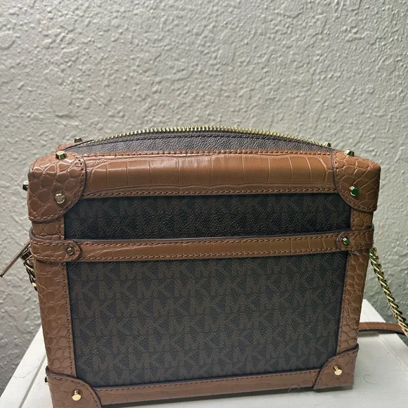 Michael Kors crossbody with gold hardware - Picture 4 of 4